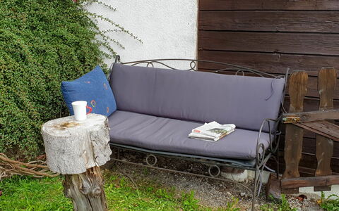 Henri: Meubles, Canapé, Mobilier De Jardin, Chaise, Herbe, Causeuse, Table, Arbre, Cour, Plante