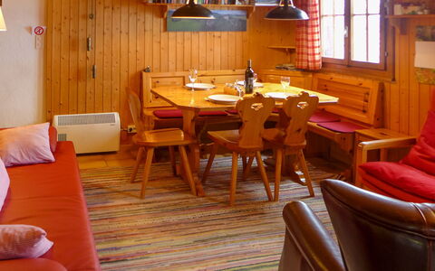 Henri: Table, Meubles, Propriété, Fenêtre, Bois, Confort, Éclairage, Design Intérieur, Bâtiment, Sol