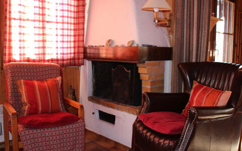 Henri: Meubles, Propriété, Fenêtre, Confort, Rideau, Bois, Éclairage, Chaise, Lampe, Design Intérieur