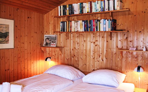 Henri: Lit, Chambre, Mur, Drap De Lit, Design Intérieur, Bois, Literie, Meubles, Sol, Cadre De Lit