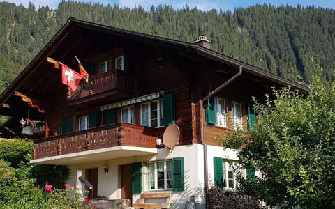 Kirchgasse 12: Plante, Bâtiment, Ciel, Nuage, Fenêtre, Arbre, Maison, Bois, Siding, Chalet