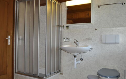 Kirchgasse 12: Miroir, Robinet, Luminaire Plomberie, Évier, Propriété, Lavabo, Bâtiment, Salle De Bains, Bois, Design Intérieur