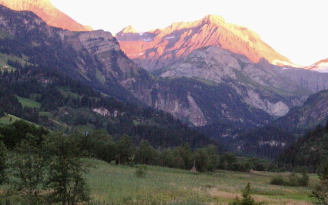 Am Schilf: L'Eau, Ciel, Montagne, Bleu Azur, Paysage Naturel, Nuage, Arbre, Lac, Cotiers Et Relief Océaniques, Banque