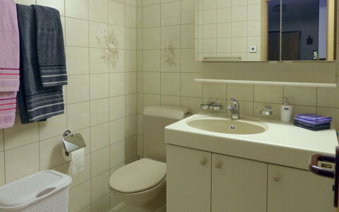 Allmi: Miroir, Évier, Robinet, Propriété, Luminaire Plomberie, Lavabo, Salle De Bains, Violet, Bâtiment, Design Intérieur