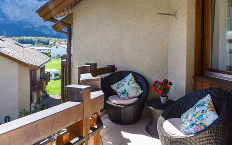 Allmi: Propriété, Plante, Bâtiment, Fenêtre, Bleu Azur, Bois, Ombre, Mur, Maison, Chalet