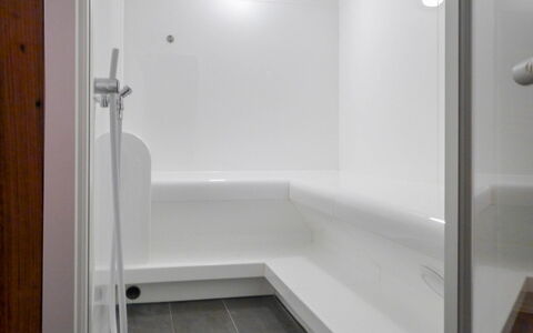 Dione: Propriété, Salle De Bains, Pièce, Baignoire, Luminaire Plomberie, Tuile, Architecture, Sol, Design Intérieur