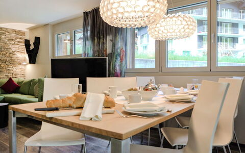 Dione: Table, Meubles, Propriété, Fenêtre, Chaise, Plante, Bois, Éclairage, Design Intérieur, Ombre