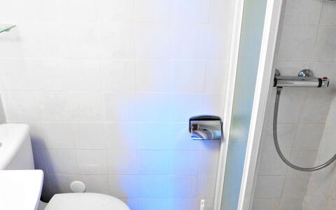 L'Hacienda: Luminaire Plomberie, Salle De Bains, Violet, Design Intérieur, Toilette, Robinet, Plomberie, Ligne, Mur