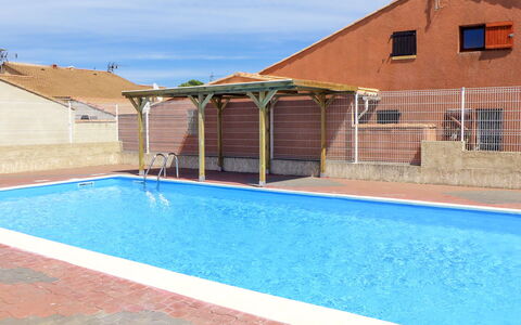 L'Hacienda: L'Eau, Ciel, Propriété, Piscine, Plante, Bâtiment, Bleu Azur, Bois, Ombre, Architecture