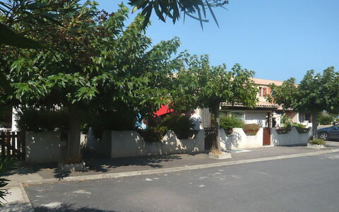 L'Hacienda: Propriété, Arbre, Ville, Zone Résidentielle, Quartier, Ciel, Immobilier, Route, Plante, Rue