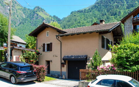 La Casina: Véhicule, Voiture, Propriété, Maison, Ville, Transport, City Car, Zone Résidentielle, Bâtiment