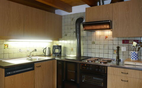 La Casina: Comptoir, Cabinetry, Evier, Propriété, Évier, Cuisine, Appareil De Cuisine, Cuisinière, Bois, Robinet