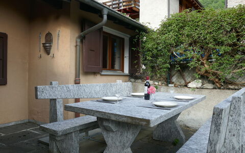 La Casina: Bâtiment, Propriété, Fenêtre, Plante, Infrastructure, Surface De La Route, Maison, Architecture, Pot De Fleur, Quartier