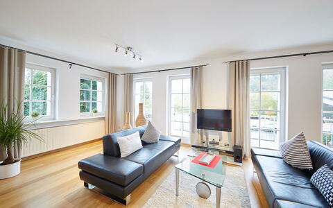 Am Golf- und Reitpark: Salon, Pièce, Meubles, Propriété, Design Intérieur, Bâtiment, Maison, Table Basse, Domicile, Sol