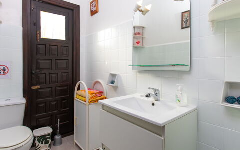 Fortuna: Miroir, Robinet, Évier, Luminaire Plomberie, Propriété, Lavabo, Bâtiment, Blanc, Salle De Bains, Violet