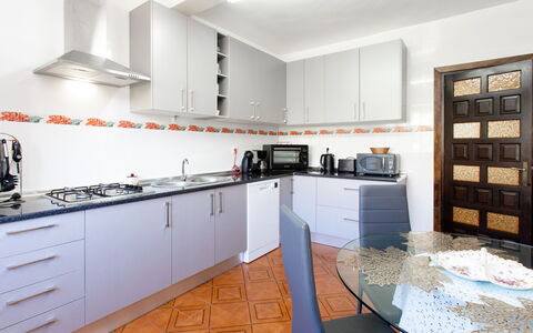 Fortuna: Cabinetry, Propriété, Comptoir, Cuisinière, Appareil De Cuisine, Cuisine, Évier, Électroménager, Tiroir, Design Intérieur