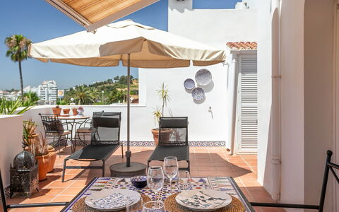 Sol de Estepona: Sol, Meubles, Sol, Chaise, Pot De Fleur, Plante D'Appartement, Balcon, Mobilier De Jardin, Table Cuisine Et Salle A Manger, Tuile