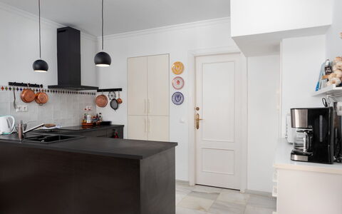 Sol de Estepona: Meubles, Design Intérieur, Sol, Mur, Sol, Cuisine, Comptoir, Luminaire, Bois, Cabinetry
