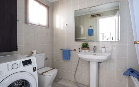 Sol de Estepona: Salle De Bains, Propriété, Pièce, Tuile, Buanderie, Bâtiment, Sol, Design Intérieur, Maison, Immobilier