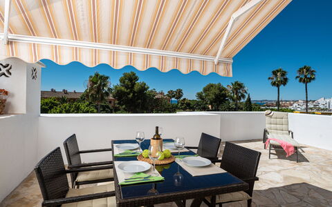 Sol de Estepona: Propriété, Pièce, Maison, Bâtiment, Design Intérieur, Immobilier, Meubles, Table, Domicile, Ciel