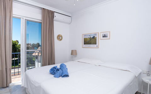 Sol de Estepona: Chambre, Pièce, Meubles, Lit, Propriété, Drap De Lit, Cadre De Lit, Design Intérieur, Suite, Bâtiment