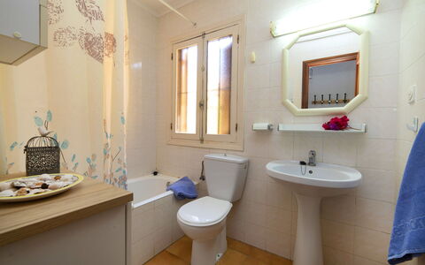 Vega: Salle De Bains, Pièce, Propriété, Design Intérieur, Lavabo, Bâtiment, Luminaire Plomberie, Évier, Bidet, Immobilier