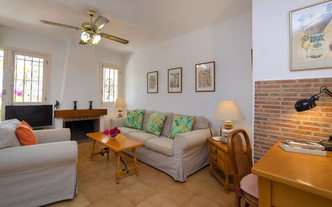 Vega: Pièce, Propriété, Meubles, Design Intérieur, Salon, Bâtiment, Immobilier, Sol, Jaune, Maison