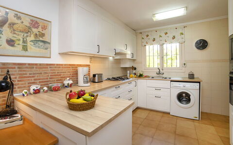 Vega: Propriété, Pièce, Cuisine, Comptoir, Meubles, Cabinetry, Immobilier, Jaune, Bâtiment, Design Intérieur