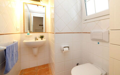 Calpe Calp 463: Miroir, Luminaire Plomberie, Lavabo, Propriété, Évier, Robinet, Violet, Salle De Bains, Bâtiment