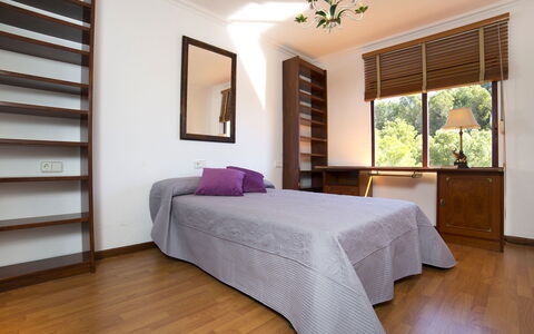 Bernia Golf: Chambre, Lit, Meubles, Pièce, Drap De Lit, Matelas, Design Intérieur, Propriété, Cadre De Lit, Literie