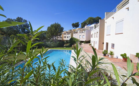 Bernia Golf: Propriété, Végétation, Bleu, Maison, Immobilier, Bleu Azur, Bâtiment, Vacances, Arbre, Zone Résidentielle