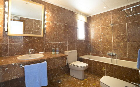 Bernia Golf: Salle De Bains, Pièce, Propriété, Design Intérieur, Tuile, Bâtiment, Mur, Sol, Immobilier, Luminaire Plomberie