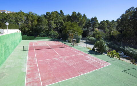 Bernia Golf: Propriété, Complexe Sportif, Herbe, Immobilier, Ciel, Pelouse, Arbre, Court De Tennis, Architecture, Surface De La Route