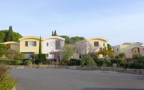 Gruissan 310: Ciel, Plante, Communauté Des Plantes, Fenêtre, Arbre, Lot Terre, Surface De La Route, Maison, Nuage, Zone Résidentielle