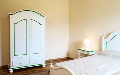 Porto Valtravaglia 105: Chambre, Pièce, Meubles, Propriété, Lit, Vert, Mur, Drap De Lit, Design Intérieur, Sol