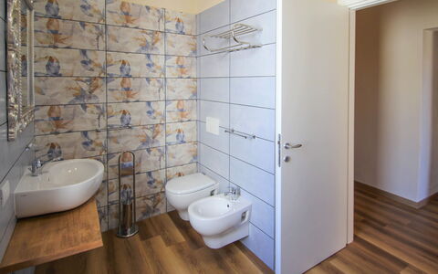 Porto Valtravaglia 105: Salle De Bains, Pièce, Propriété, Tuile, Sol, Mur, Luminaire Plomberie, Céramique, Design Intérieur, Toilette