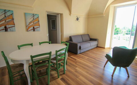 Porto Valtravaglia 105: Pièce, Propriété, Bâtiment, Meubles, Design Intérieur, Sol, Maison, Immobilier, Table, Parquet