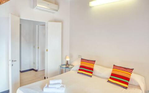 Il Frantoio Del Mesco - Levanto: Éclairage, Pièce, Jaune, Design Intérieur, Propriété, Mur, Textile, Plafond, Sol, Linge