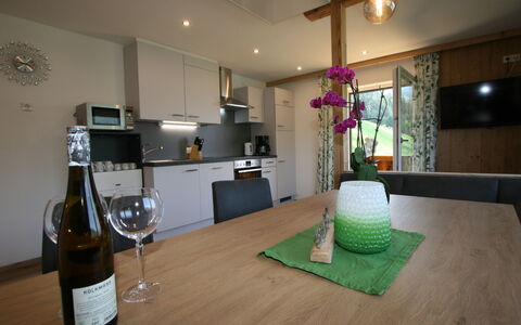 Kröll: Bouteille, Drinkware, Éclairage, Bar, Sol, Bâtiment, Sol, Plante D'Appartement, Immobilier, Du Vin