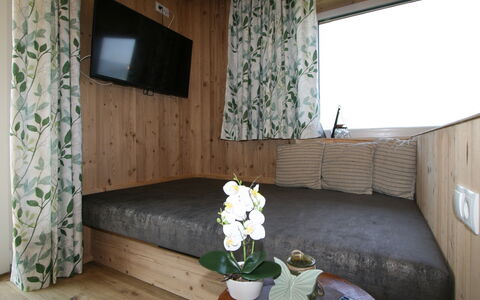 Kröll: Fleur, Plante, Propriété, Bâtiment, Pot De Fleur, Confort, Design Intérieur, Bois, Ombre, Salon