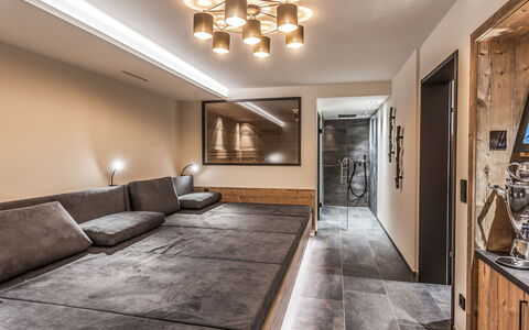 Montafon: Plafond, Propriété, Pièce, Design Intérieur, Sol, Bâtiment, Éclairage, Meubles, Luminaire, Maison