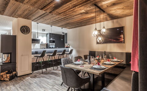 Montafon: Design Intérieur, Pièce, Plafond, Salle À Manger, Propriété, Bâtiment, Meubles, Maison, Sol, Table