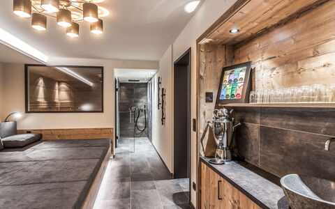 Montafon: Pièce, Propriété, Design Intérieur, Plafond, Bâtiment, Salle De Bains, Sol, Domicile, Comptoir, Maison