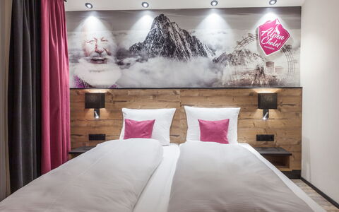 Montafon: Chambre, Lit, Pièce, Meubles, Design Intérieur, Rose, Propriété, Mur, Cadre De Lit, Éclairage