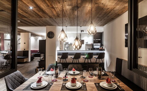 Montafon: Design Intérieur, Salle À Manger, Pièce, Propriété, Plafond, Restaurant, Table, Bâtiment, Meubles, Maison