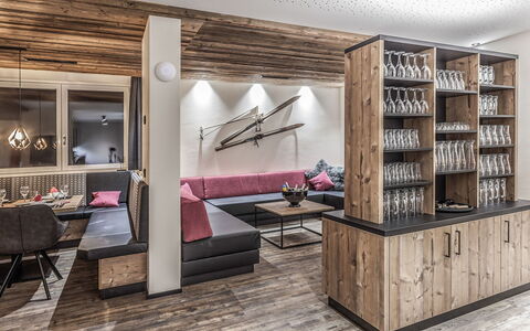 Montafon: Meubles, Design Intérieur, Pièce, Étagère, Bâtiment, Propriété, Salon, Sol, Rayonnage, Mur