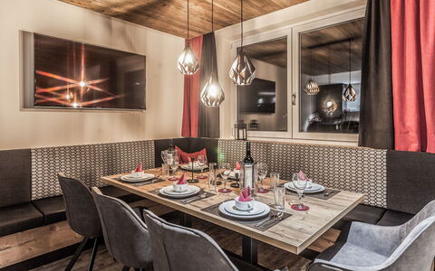 Montafon: Pièce, Salle À Manger, Design Intérieur, Propriété, Meubles, Table, Bâtiment, Plafond, Maison, Mur