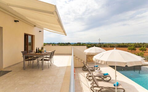 Son Vivot: Ciel, Nuage, Meubles, L'Eau, Table, Mobilier De Jardin, Ombre, Station Balnéaire, Parapluie, Chaise