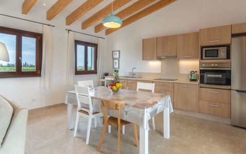 Son Vivot: Table, Meubles, Propriété, Cabinetry, Comptoir, Fenêtre, Bois, Chaise, Design Intérieur, Cuisine