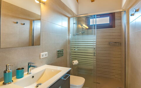 Son Vivot: Miroir, Robinet, Évier, Propriété, Luminaire Plomberie, Lavabo, Salle De Bains, Design Intérieur, Architecture, Sol